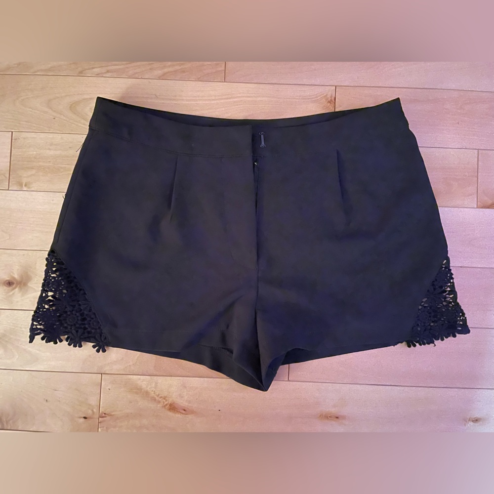 F21| Small Black Short